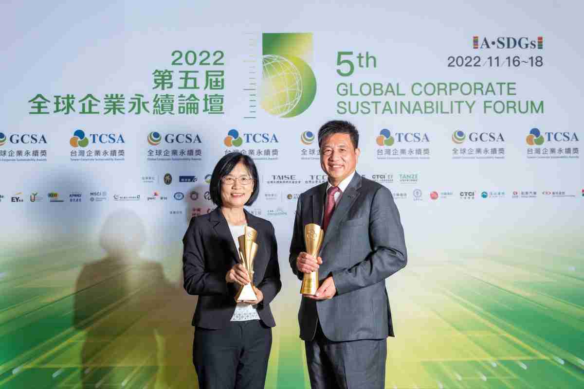 918.COM作为净零碳排先锋，，，期引领价值链伙伴同行共好，，卫冕制造业组“十大典范企业” 二连冠殊荣(左：918.COM光电永续长古秀华，，右：918.COM光电董事长暨执行长彭双浪)