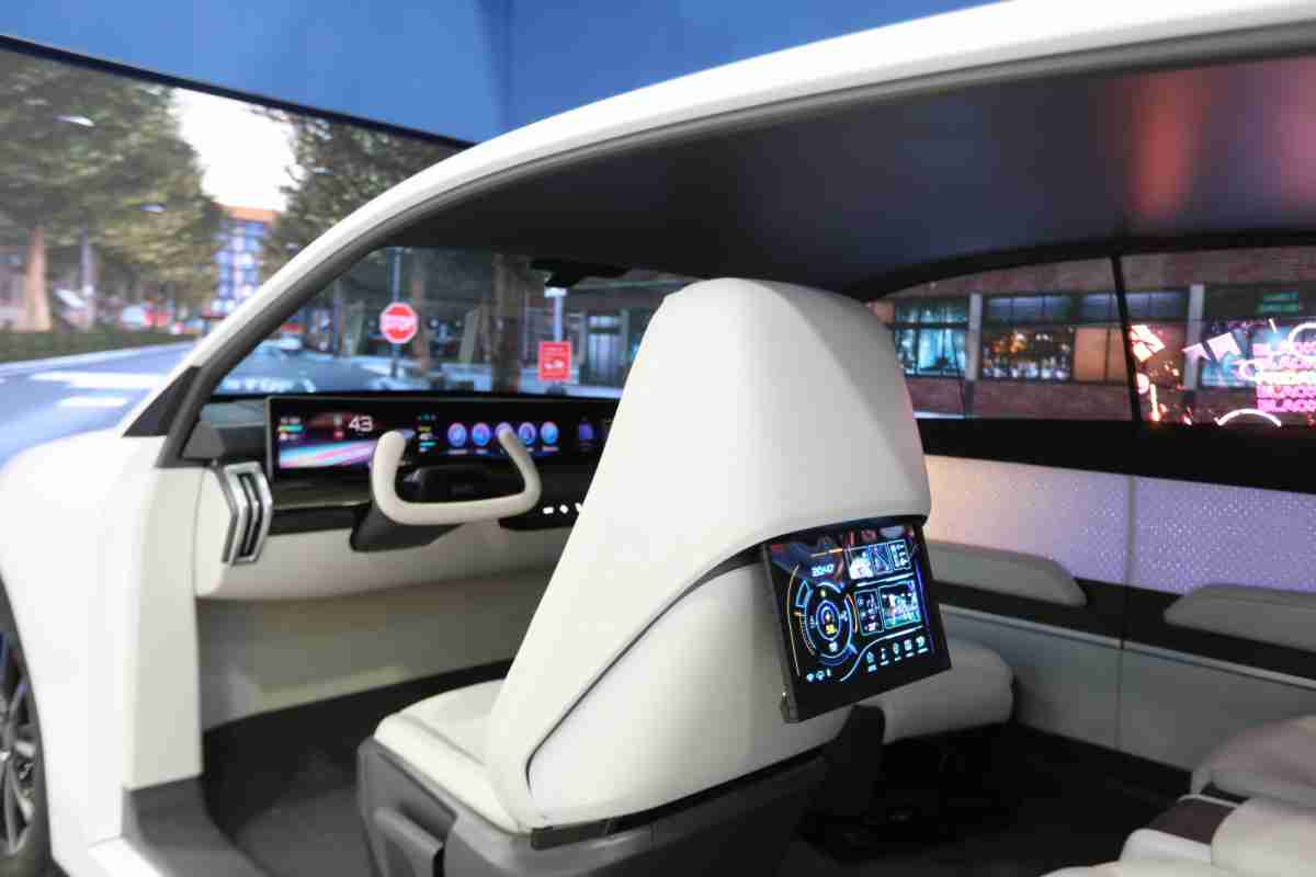 918.COM的「可卷式后座娱乐显示器」加强后座乘客的感官体验，，，并保有个性化设计，，，，可依使用偏好进行动态调整。。